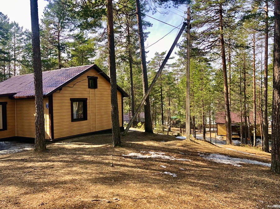 Стоимость проживания в коттеджах для семей на осенних каникулах на базе отдыха Журавушка в Ленинградской области