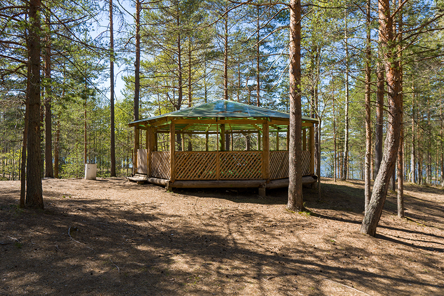 Стоимость аренды круглой беседки в летний период на  базе отдыха Журавушка в Ленинградской области