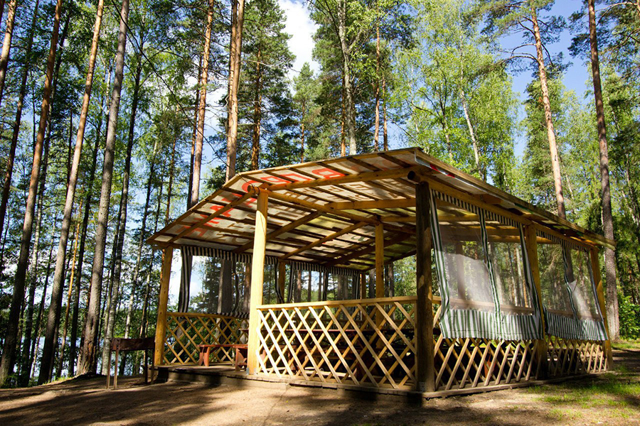 Стоимость на аренду прямоугольной беседки на 50 человек на базе отдыха Журавушка в Ленинградской области