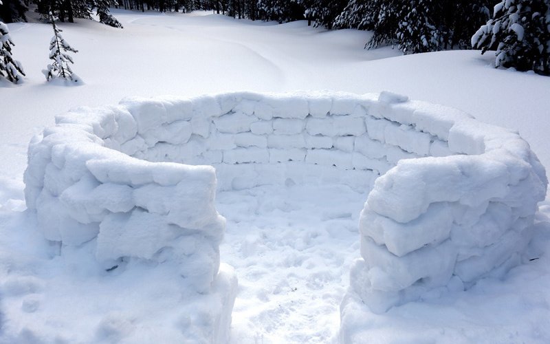 История снежной и ледяной скульптуры от базы отдыха Журавушка в Ленинградской области