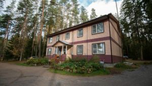 Корпус с номерами на базе отдыха Заветное в Ленинградской области